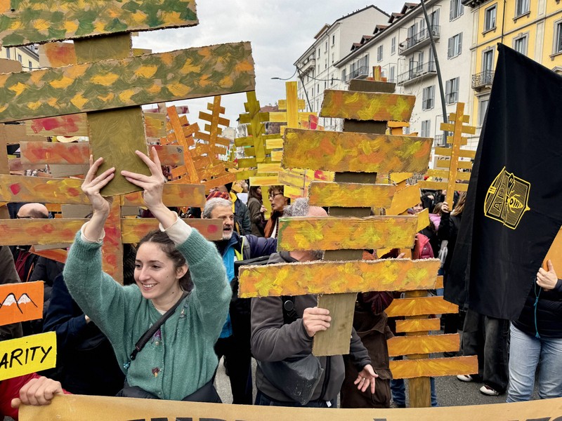 木々を伐採した競技場は「閉幕後使わない」　反五輪デモに1万人、段ボールのプラカードを掲げる