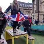 【イギリス、ついにここまで来たか】16歳の少年が持つ「自国の国旗」を、警察が力ずくで没収