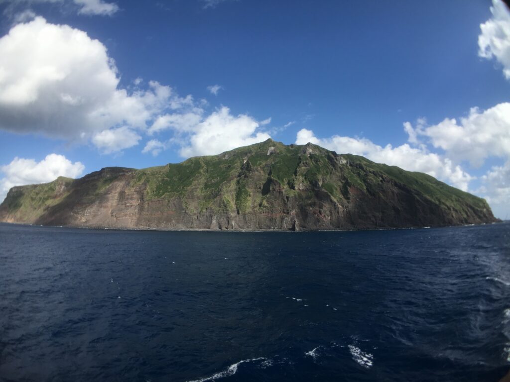 【不正選挙濃厚だ！】伊豆諸島にある断崖絶壁の火山島、人口160人ほどの「青ヶ島」で、チームみらいが比例3位ってあり得ないだろ！！→→ チームみらい の比例票順位を全部確認しましたーー！！
