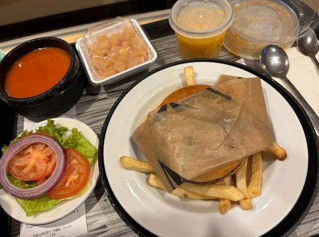 アメリカの出産時の病院での食事の様子。日本でも産婦人科は出産時にはいい飯でるよ。