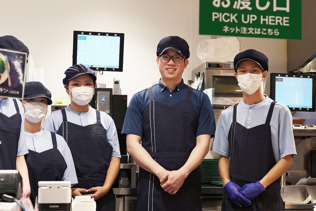 【モスバーガー取材】日本の飲食店で店長を目指す──。「特定技能2号」でキャリアアップ目指すベトナム人青年　支援する企業の狙いとは