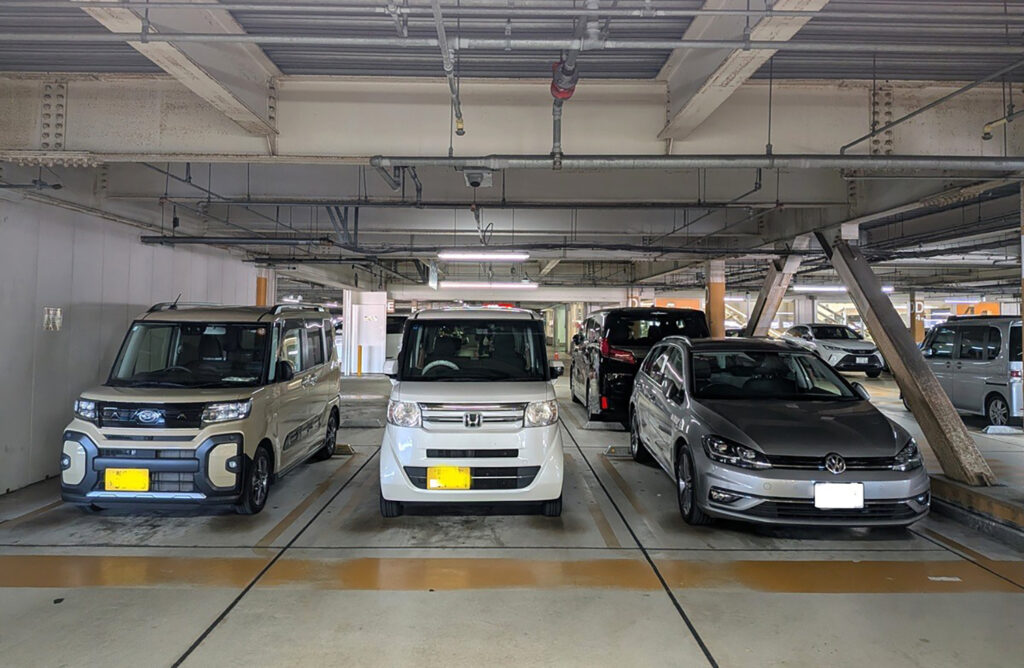 【自動車】ドアの凹みで心も凹む！　恐怖の「ドアパンチ」を防ぐ駐車方法と被害リスク軽減策