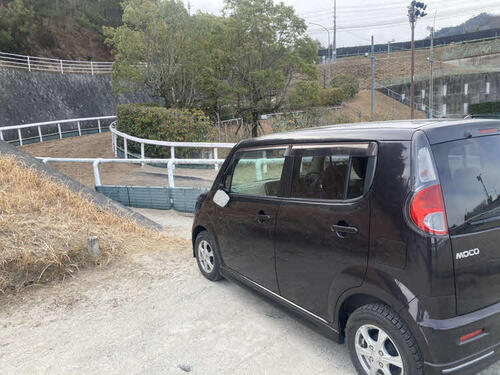 【競馬】栗東トレセンに女性が運転する軽自動車、場内を暴走…G1直前にあわや「何を考えてるのか」