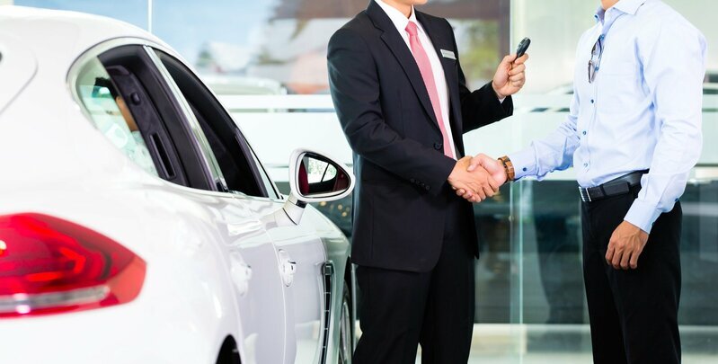 「超富裕層」と「富裕層」の差とは何か？ “愛車”を見れば一発で分かる決定的な違い…富裕層は 「消費」前提、超富裕層は「投資」