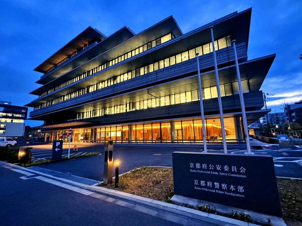 【京都】特殊警棒で知人殴り、26万円相当奪った疑い　18～19歳の男３人逮捕