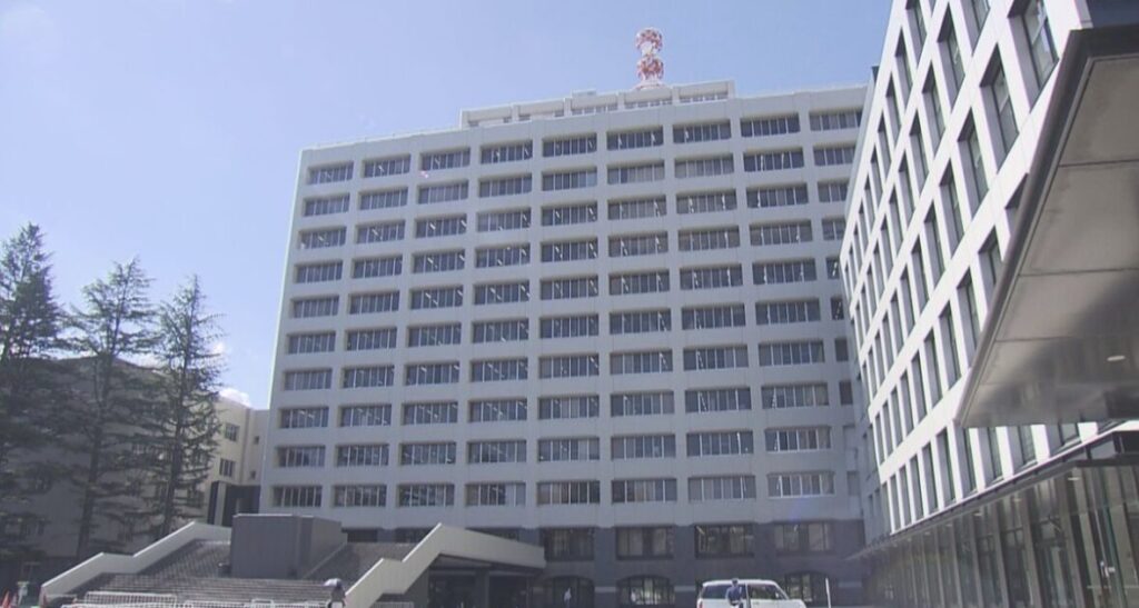 勤務先中学校のトイレにカメラを仕掛けて盗撮した男性教諭(28)を懲戒免職