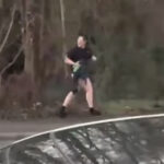 車3台が衝突した事故現場から、ズボン片手に下半身裸で逃げ去る男性が話題に