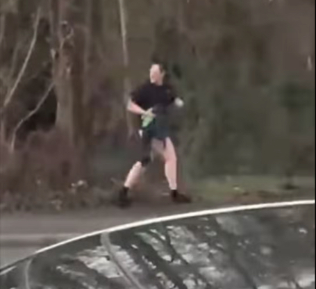 車3台が衝突した事故現場から、ズボン片手に下半身裸で逃げ去る男性が話題に