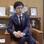 秋田市長、人口30万人割れ「厳しいが稼げる街に」　行財政方針を聞く