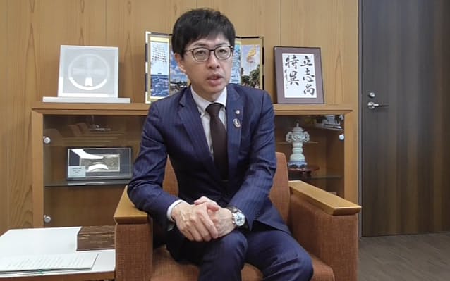 秋田市長、人口30万人割れ「厳しいが稼げる街に」　行財政方針を聞く