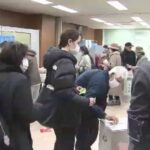 【福岡市、前回を上回る】30分並んだ人も・・・衆院選期日前投票所に有権者の長い列