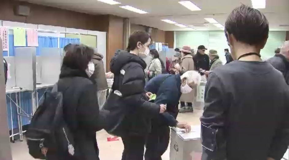 【福岡市、前回を上回る】30分並んだ人も・・・衆院選期日前投票所に有権者の長い列