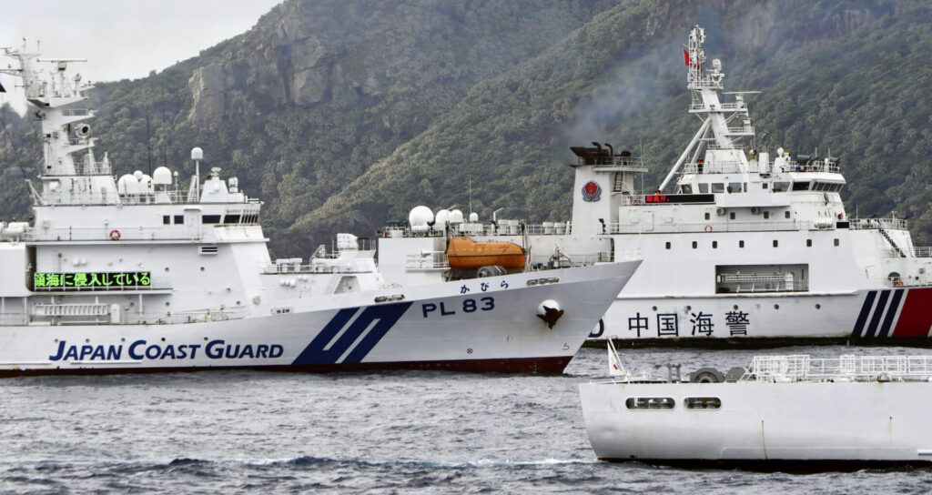 【海上保安庁の巡視船が警告】沖縄・尖閣諸島周辺に機関砲搭載の中国海警局船4隻航行