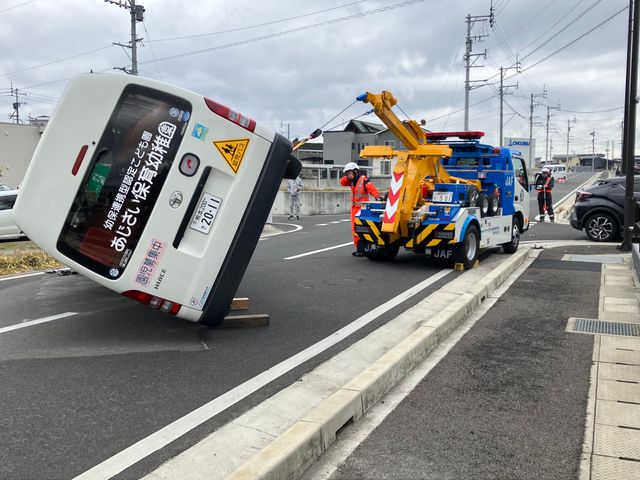 【幼稚園のバス横転】園児4人病院へ