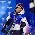 【冬季五輪】スノーボード・ハーフパイプ　平野流佳は4位 　泣き崩れコーチに支えられて会場を後に