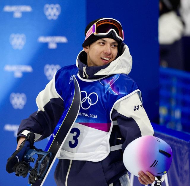 【冬季五輪】スノーボード・ハーフパイプ　平野流佳は4位 　泣き崩れコーチに支えられて会場を後に