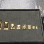 【貴金属】金価格が5％以上急落…1グラム2万6527円　売買一時中断する「サーキットブレーカー」発動…最高値3万円台から8日連続