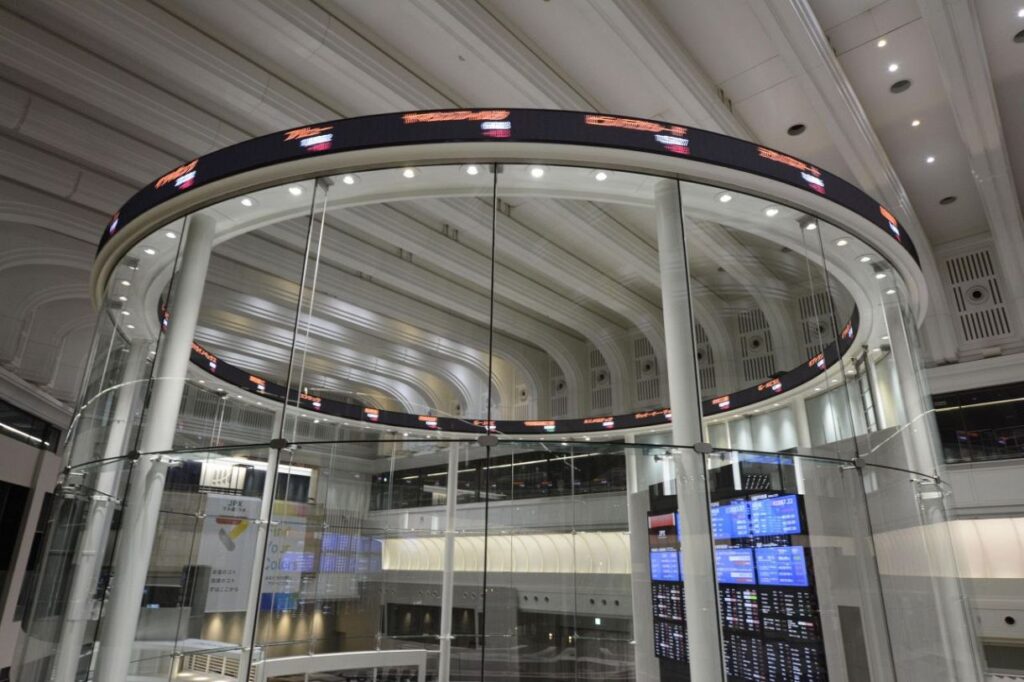 【株価】東証、午前終値5万6354円　一時500円超安、過熱感で売り