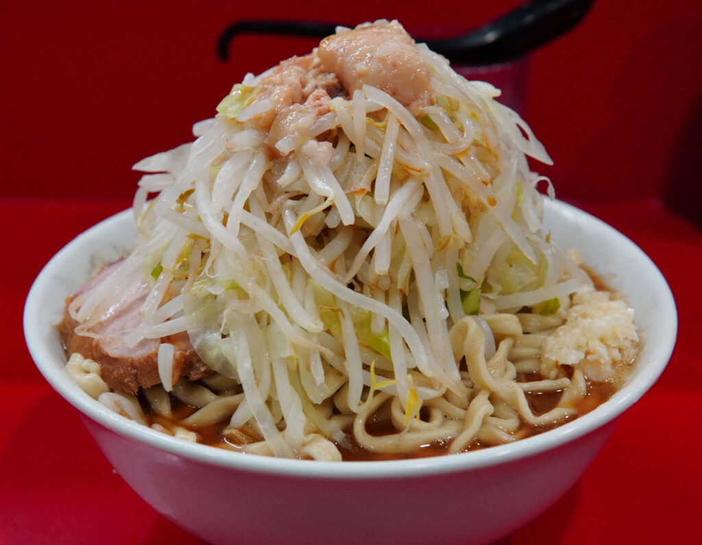 ラーメン二郎は自分で製麺しているからあんなに麺が多くても経費50円位らしいな