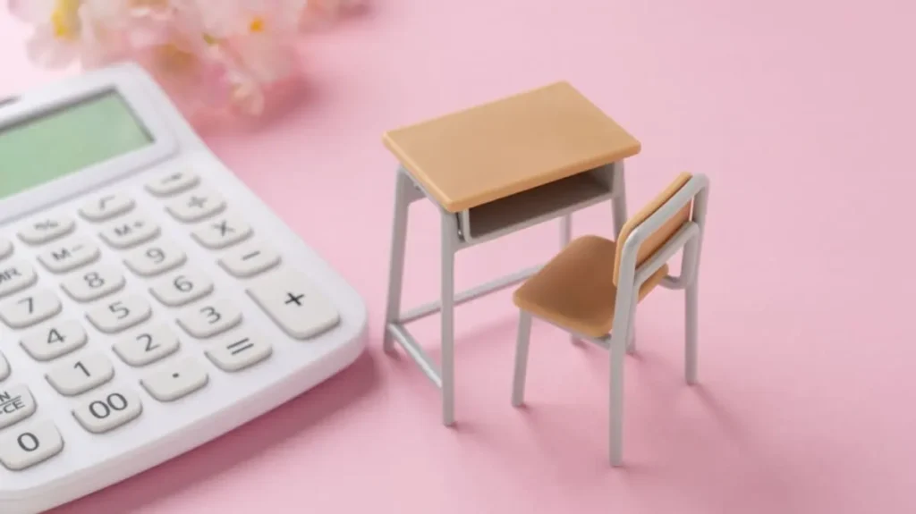 【お金】夫に「無償化で私立なんて行っても苦労する」と言われショック！ タダなら“私立のほうがお得”じゃないんですか？「海外の修学旅行に50万円」「誕生日プレゼントにデパコス」格差を感じる負担とは