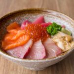 【野原ひろし 昼メシの流儀】先輩が500円のマグロ丼を頼んだのに、おごられる後輩が1000円の海鮮丼注文し批判殺到、マナー違反？