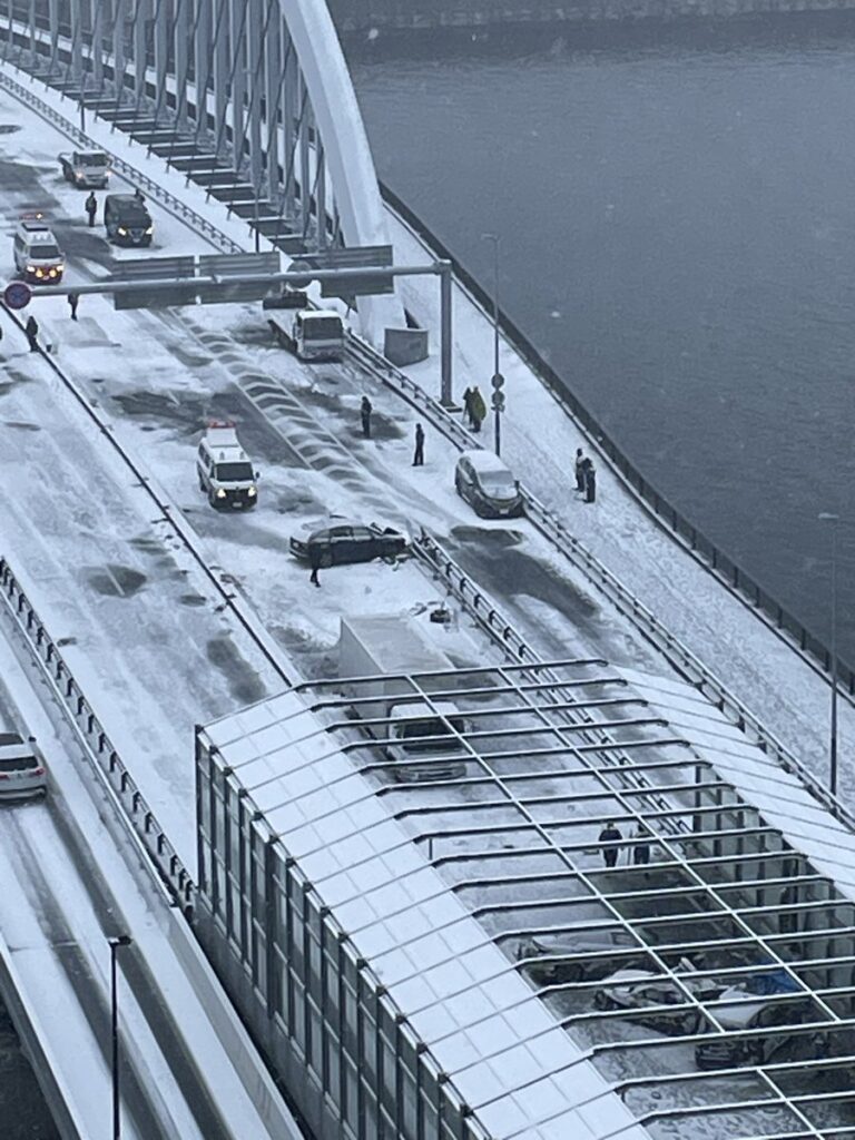 再）【東京・築地大橋で事故続発】7台関連6人搬送、ランボルギーニのひき逃げで警官2人重傷