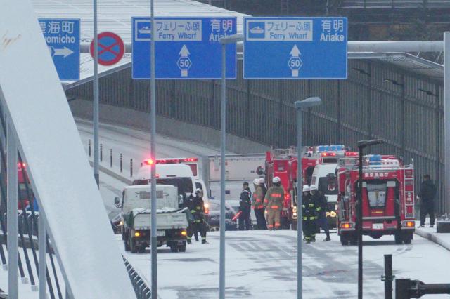 築地大橋で車7台絡む事故、警官ら6人軽傷　事故処理中に追突、雪影響か
