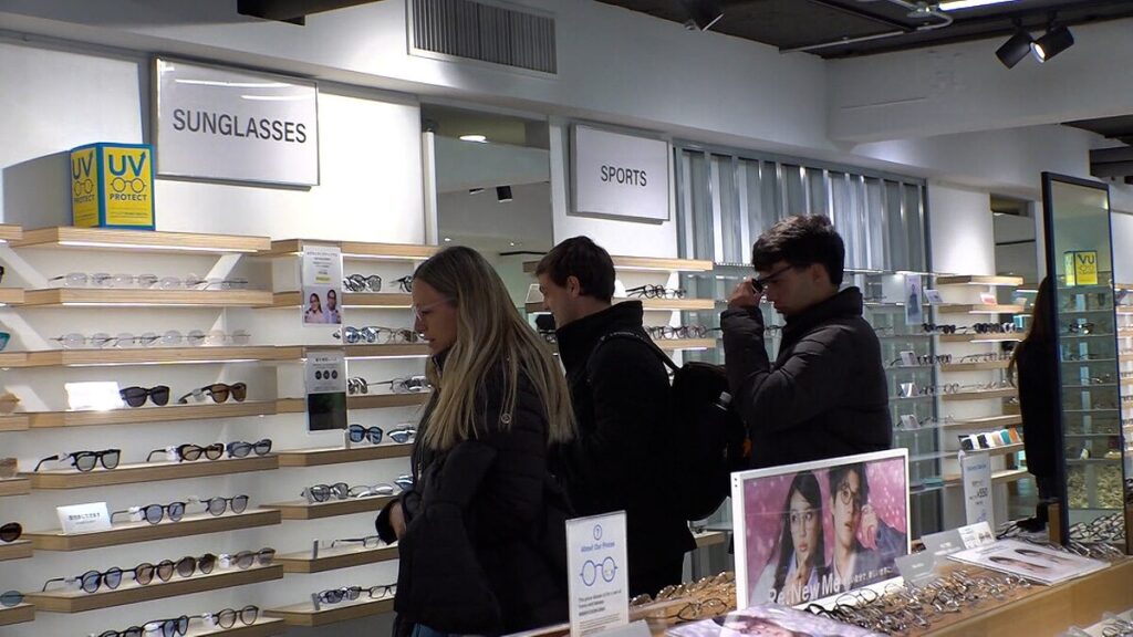 【経済】日本のメガネが外国人に大人気！　9兆4559億円のインバウンド消費の行方…「おにぎり」も人気急上昇