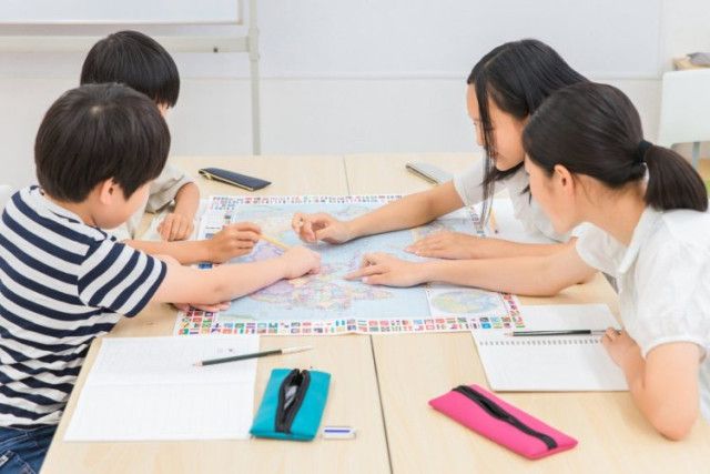 【教育】小中学生の学力低下は文科省が示すように「スマホが原因」なのか？　教育現場で指摘される「グループワーク重視の指導要領」の弊害