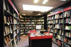 【社会】コンビニすらなかった郊外や地方に新規開店するポツンと書店、ビデオ試写室が併設されるケースも　子供から「何が見られるの？」と聞かれ親は困惑