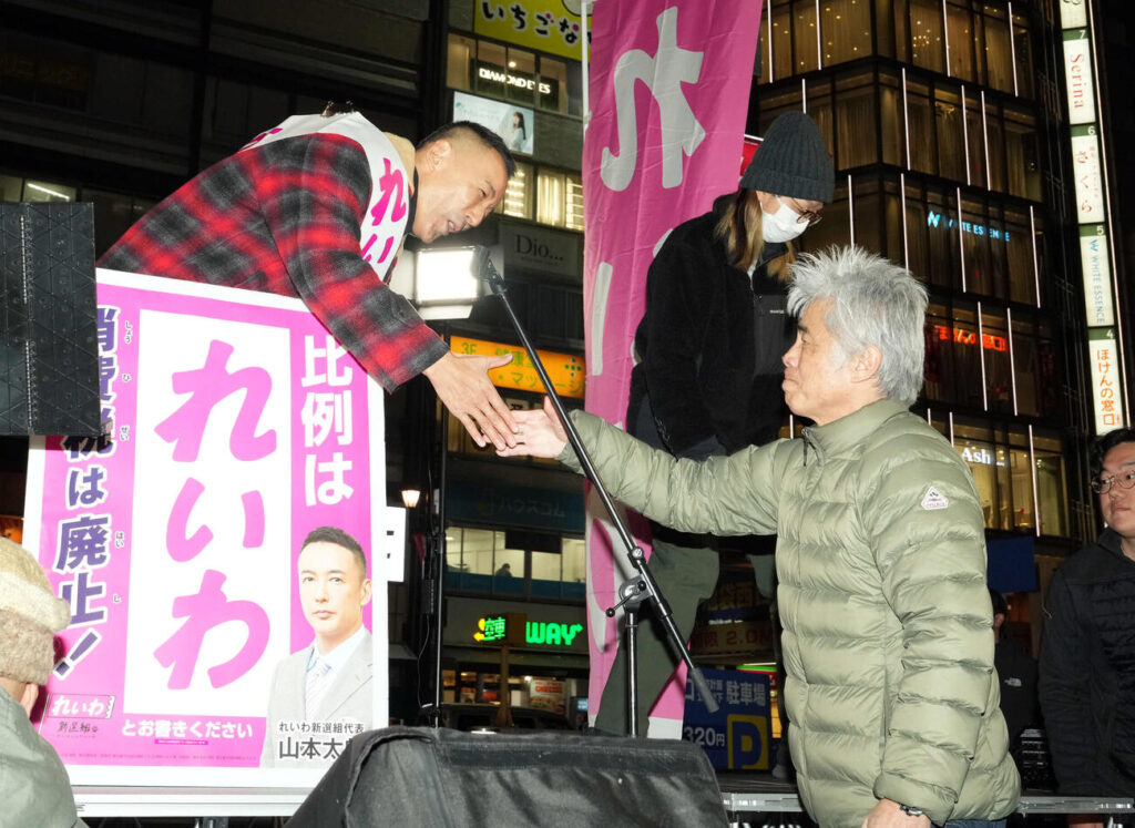 うじきつよし、れいわ山本太郎氏を街頭演説で生激励「太郎が帰ってくるまで頑張ろう」…山本氏と握手を交わす