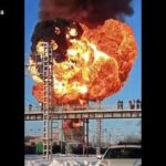 ロシアでガソリンを積んだ貨物列車が脱線爆発