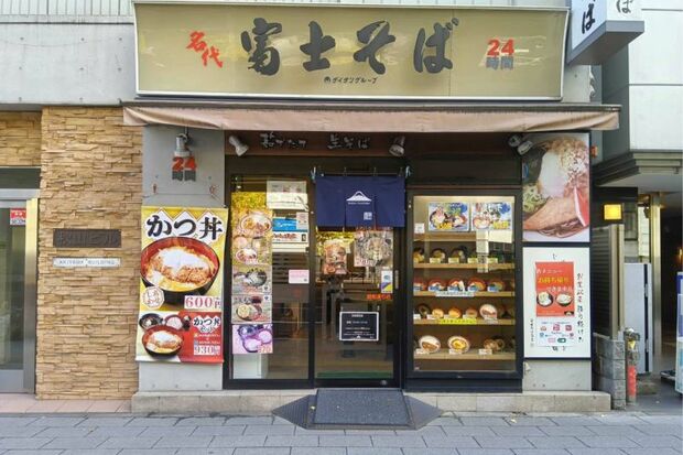 【インバウンド需要との摩擦】富士そば「外国人観光客お断り」張り紙騒動で噴出「立ち食い文化」の行方、運営が語った見解