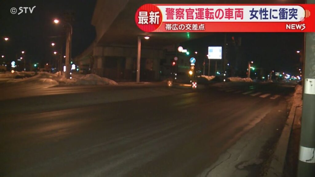 捜査車両で食事買いに行く途中、男性巡査長運転の車両が横断歩道渡っていた女性と衝突