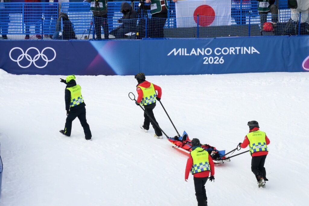 中国選手が女子スノボハーフパイプ着地失敗→ピクリとも動けず担架で緊急搬送→母国メディア続報「頭部への衝撃による負傷」「頸椎損傷の可能性は低い」【冬季五輪】