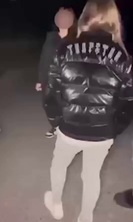 【いじめ／殺人未遂事件】女子高校生が別の女子生徒を殴り、周囲の茂みに押し倒す様子が映っています