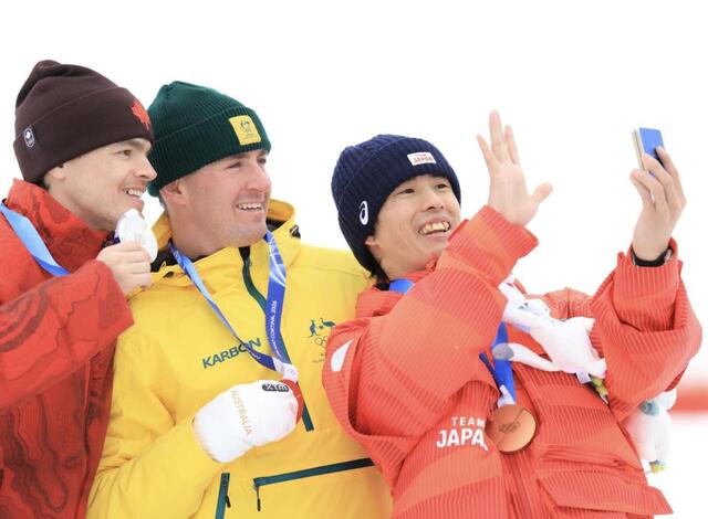 【芸能】モーグル男子　銀メダリストが怒りのスキーぶん投げ　中継映り込みネット騒然「ちょっといただけない」「気持ちも分かる」