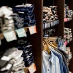 「客を値踏みするような視線」「ユニクロで済ませたい」…服を店で買うのが苦手な人が知らない“店員の視線の正体”