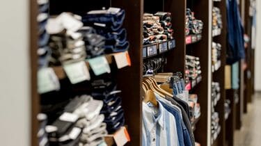 「客を値踏みするような視線」「ユニクロで済ませたい」…服を店で買うのが苦手な人が知らない“店員の視線の正体”