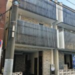 「迷惑民泊」が地域社会のストレスに…騒音、ポイ捨て、さらには覚醒剤密売、詐欺電話の拠点に使われて