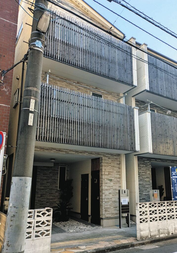 「迷惑民泊」が地域社会のストレスに…騒音、ポイ捨て、さらには覚醒剤密売、詐欺電話の拠点に使われて