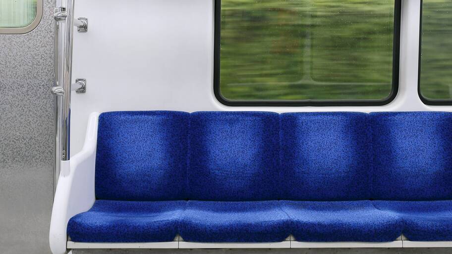 「目の前でスカートをまくり上げて…」電車内で女子高生がで着替えとメイク直し。制服下ジャージ姿に…【専門家助言】