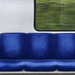 「目の前でスカートをまくり上げて…」電車内で女子高生がで着替えとメイク直し。制服下ジャージ姿に…【専門家助言】