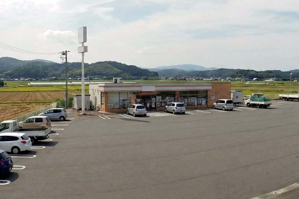 なぜ、地方のコンビニ駐車場は「無駄に広い」のか？