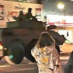 沖縄タイムス｢自衛隊の装甲車が砲身を露出して走っていました｣
