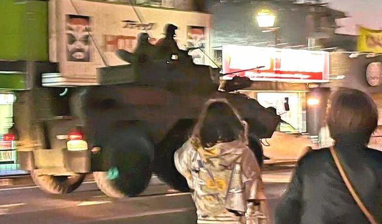 沖縄タイムス｢自衛隊の装甲車が砲身を露出して走っていました｣