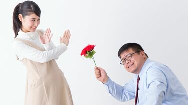 中高年の独身男性が年下女性にアプローチ…「おぢアタック」は本当に罪深いのか