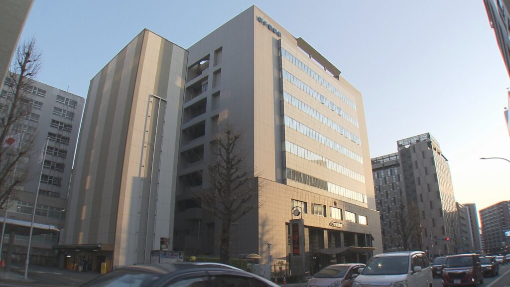 【福岡】バス車内で“女子高生の髪切る”　会社員の男（４３）逮捕　「ストレスを発散するため」　髪の毛約１００本…