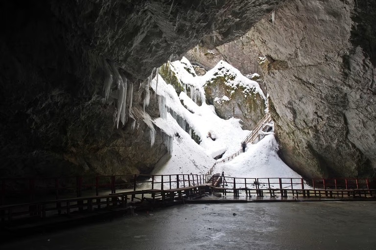 【国際】氷の洞窟で発見された太古の細菌株、現代の抗生物質の一部に耐性　ルーマニア