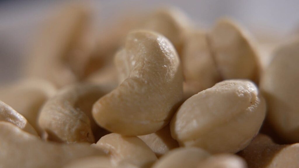 【配慮】「機内でナッツ食べないで」微量で命に関わる症状も・・・　ナッツアレルギー当事者が抱える“空の旅”の不安　航空会社で対応に差